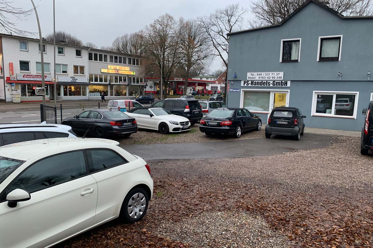 Parkplatz auf der Langenhorner Chausee 132 mit PKW auf dem Gelände