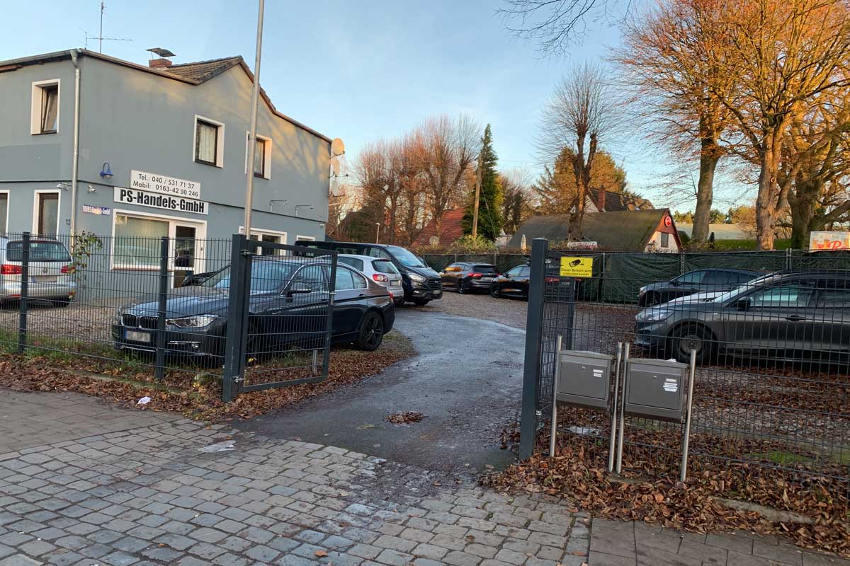 Parkplatz auf der Langenhorner Chausee 132 mit PKW auf dem Gelände
